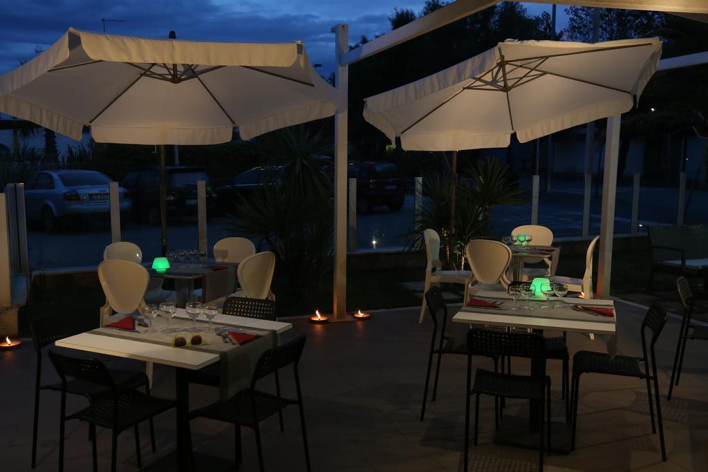 Hotel Vela D'Oro Riccione Esterno foto