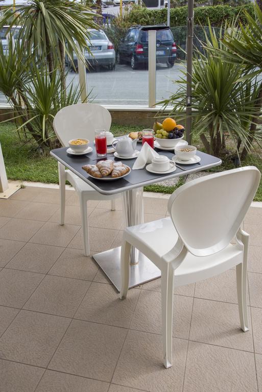 Hotel Vela D'Oro Riccione Esterno foto