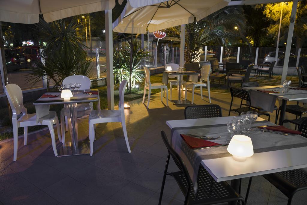 Hotel Vela D'Oro Riccione Esterno foto