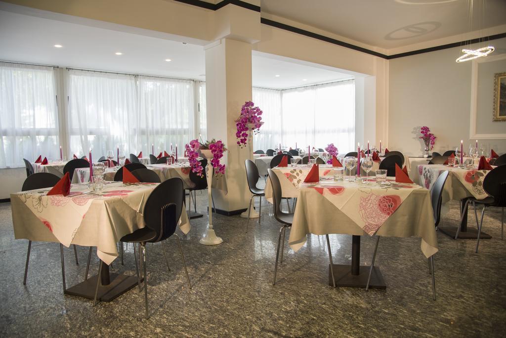 Hotel Vela D'Oro Riccione Esterno foto